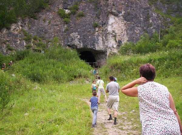 ▲ 러시아 데니소바 동굴 입구의 관광객 (사진 : Wikipedia)