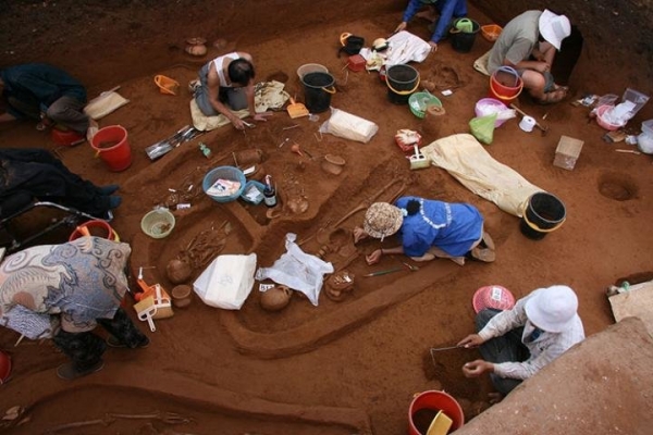 지난 2007년 베트남에서 인간 유물들을 발굴하고 있다. 연구팀은 이 유물을 분석했다. Credit: Lorna Tilley, Australian National University
