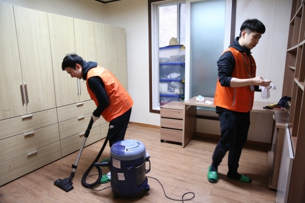 한샘 신입사원들이 사회취약계층의 주거환경 개선을 돕기 위해 방 청소를 하고 있다. (사진=한샘)