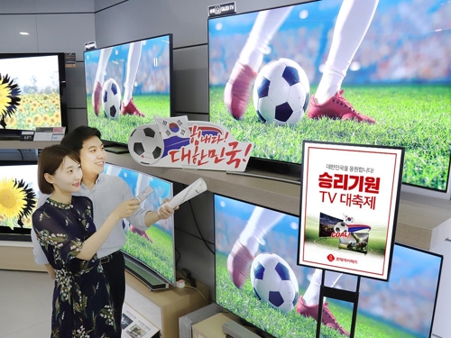월드컵을 앞두고 대형TV 구매를 고민하는 소비자들의 모습. (사진=연합뉴스)