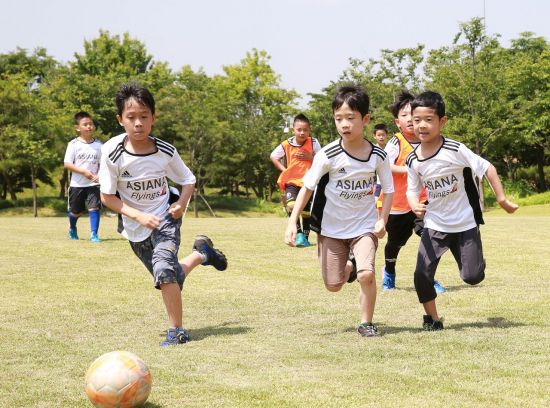 아시아나항공이 지난 16~17일에 사내 임직원 자녀들을 대상으로 '아시아나 축구교실'을 진행했다. (사진=아시아나항공)