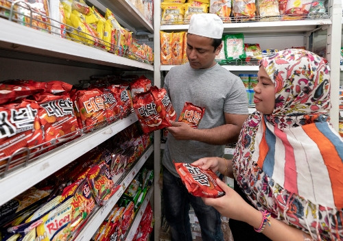 6월 29일 서울 용산구 이태원동에 위치한 외국 식품 전문매장 포린 푸드마트에서 무슬림 고객이 대박라면을 구입하고 있다. (사진=신세계푸드)