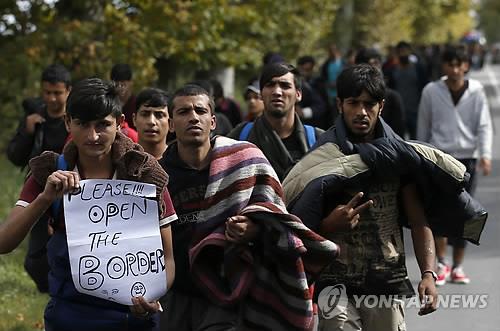 국경 통제에 항의하는 난민들. (사진=연합뉴스)