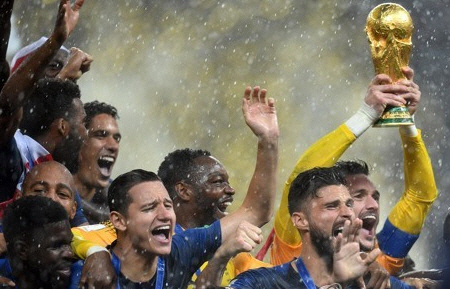 프랑스 대표팀 선수들이 월드컵 우승의 기쁨을 나누고 있다. (사진=연합뉴스)