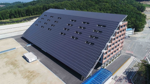 KCC 중앙연구소 종합연구동의 외벽면 활용 태양광발전소. (사진=KCC)
