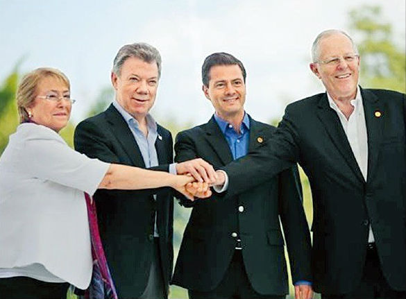 PA는 최근 메르코수르와의 경제통합에 적극 나서고 있다. 작년 6월 말 콜롬비아 칼리에서 열린 제12차 PA 정상회의 후 미첼 바첼레트(칠레·왼쪽부터)·후안 마누엘 산토스(콜롬비아)·엔리케 페냐 니에토(멕시코)·페드로 파블로 쿠진스키(페루) 대통령이 손을 모아 단합을 과시하고 있다. (사진=PA 공식홈페이지)