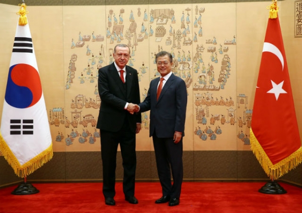 지난 5월 한‧터키 정상회담에서 만난 문재인 대통령(오른쪽)과 에르도안 터키 대통령(왼쪽).(사진=터키 정부 홈페이지)