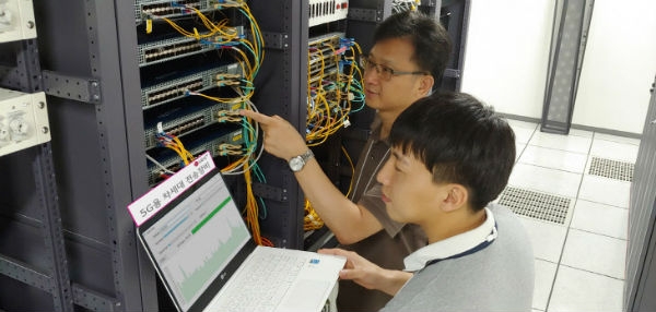 LG유플러스 직원들이 마곡 사옥 실험실에서 5G용 차세대 전송장비의 성능을 테스트하고 있다. (사진=LG유플러스)