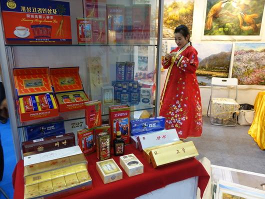 중국 다롄에서 2016년 열린 '제1회 중국 다롄 전자상거래 산업·상품 박람회'에서  북한 참가기업 관계자가 전시 준비를 하고 있다. (사진=연합뉴스)