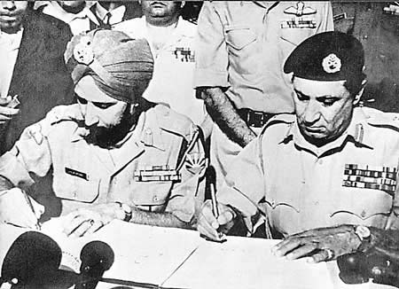 파키스탄의 항복 문서에 서명하는 파키스탄과 인도의 작전사령관. (왼쪽부터)