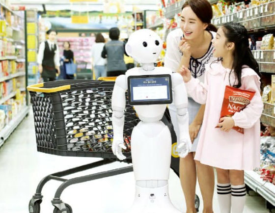 이마트는 지난 5월 인공지능(AI) 로봇 ‘페퍼’를 선보였다. 페퍼는 스스로 움직일 수 있고 도움이 필요한 고객과 대화할 수 있다. (사진=이마트)