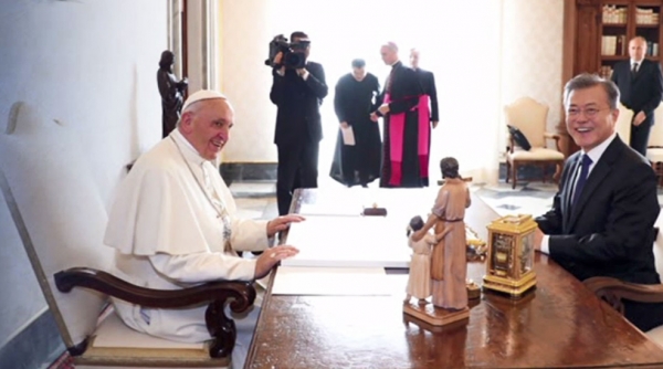 사진=교황청을 공식 방문 중인 문재인 대통령이 18일 바티칸 교황청에서 프란치스코 교황을 만나 대화를 나누고 있다.(연합뉴스)