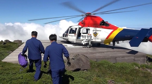 응급 환자 구조를 위해 한라산 동릉 정상부 헬리패드에 착륙한 해경 헬기 (사진=제주해경 제공)