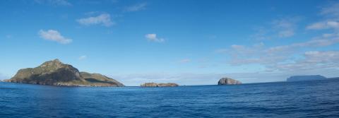 왼쪽이 트리스탄 섬, 오른쪽 끝이 갈수없는 섬이다. ⓒ위키피디아