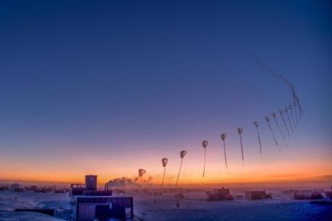 올해 9월 10일 남극 아문센-스코트 기지에서 띄운 오존관측기를 연속촬영으로 찍은 모습. Credit: Robert Schwarz/University of Minnesota