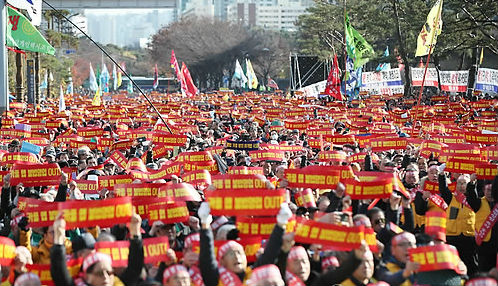 택시업계가 22일 카풀 서비스에 반대하는 대규모 집회를 여의도 국회 앞에서 열었다. (사진=연합뉴스)