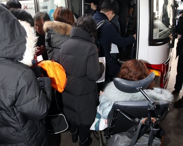 버스 타는 시민들을 바라보는 교통약자, 기사 내용과 무관 (사진=연합뉴스)