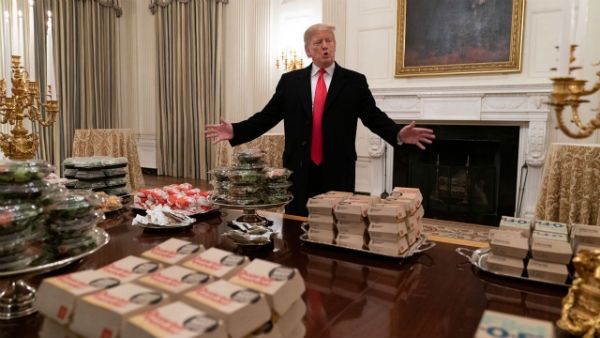 백악관 만찬 메뉴를 햄버거로 선보인 트럼프 대통령. (사진=CNN)