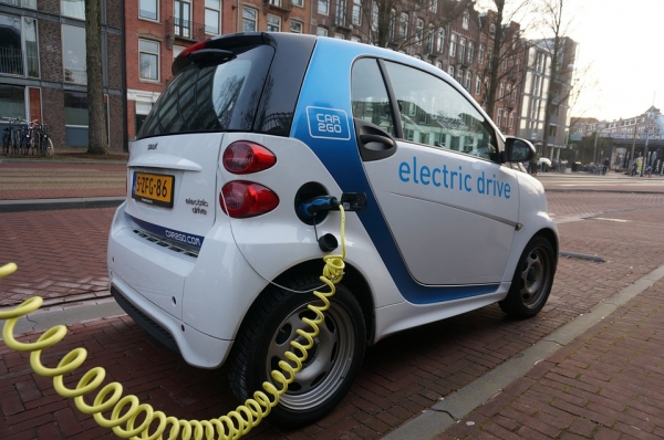 네덜란드 암스테르담의 전기차 충전소 (위키피디아)