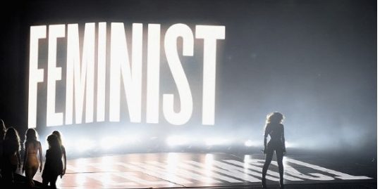 가수 비욘세는 2014 MTV 비디오뮤직 어워드에서 페미니즘 이벤트를 펼쳐 모두를 깜짝 놀라게 했다.(사진=유튜브 캡처)