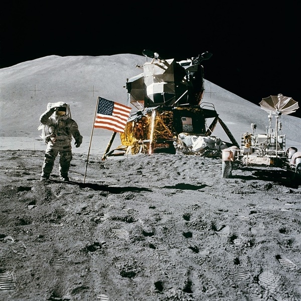 미국의 우주인이 달에 착륙해 국기를 꽂은 모습 (사진=픽사베이)