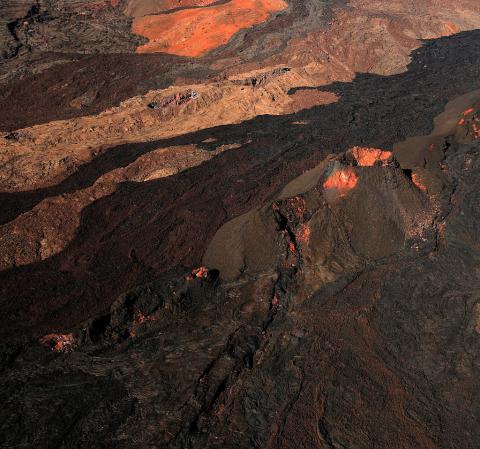 2009년 하와이 마우나 로아 산의 갈라진 바위 틈에서 솟구치는 용암의 모습 ⓒ 위키피디아