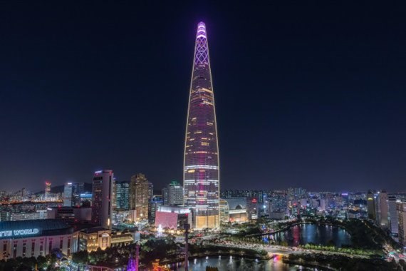 롯데월드타워가 2017년 10월 핑크리본 유방암 캠페인을 지지하는 의미로 타워 전체를 핑크빛으로 밝혔다. (사진=롯데월드타워)