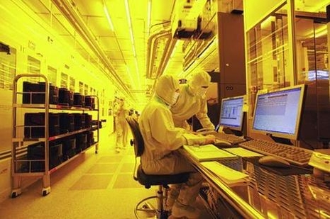 삼성전자 반도체 라인에서 작업자가 테스트를 하고 있다. (사진=삼성전자)<br>