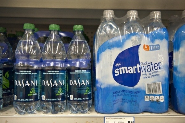 코카콜라의 생수 브랜드인 다사니(왼쪽)은 파라과이 생수시장 점유율의 40%를 차지하고 있는 유력 업체이다. (사진=연합뉴스)