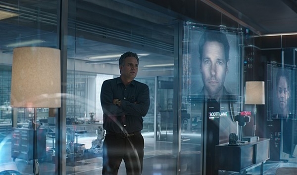 토니 스타크의 대저택에는 시공간을 초월하는 스크린이 있다 (사진=네이버 영화 이미지)