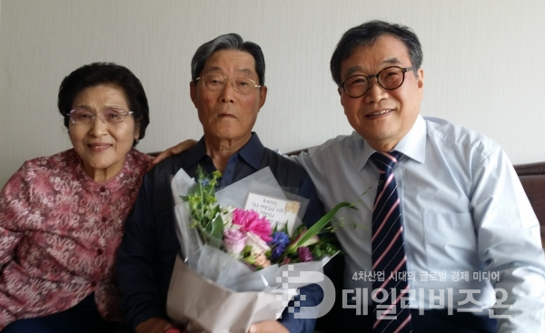 김용호 선생님(가운데) 부부와 함께 한 채 박사
