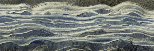 차곡차곡 모래로 뒤덮여 나이테같이 보이는 북극 지하 얼음 층 /  NASA/JPL/University of Arizona