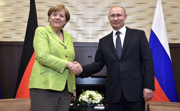 2017년에 만난 메르켈 독일 총리와 푸틴 러시아 총리. credit : wikipedia