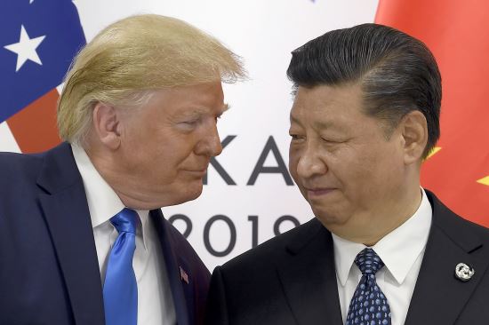 도널드 트럼프(왼쪽) 미국 대통령과 시진핑 중국 국가주석이 지난달 29일 G20(주요 20개국) 정상회의가 열리고 있는 일본 오사카에서 양자 정상회담에앞서 얼굴을 마주하고 있다.