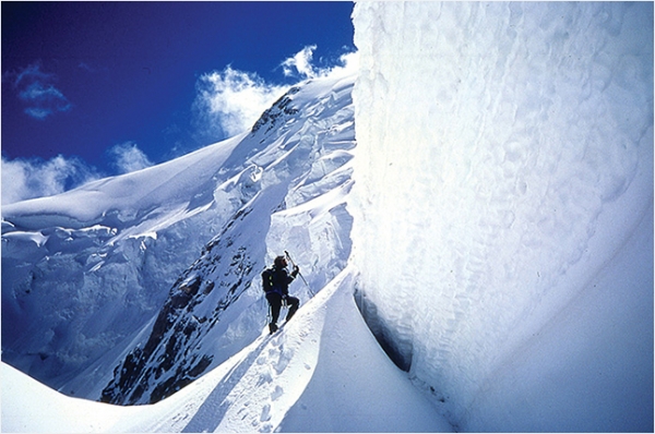 사진설명= 라인홀트 메스너는 이탈리아의 등산가이다. 히말라야 산맥의 봉우리 14개를 최초로 모두 정복한 인물로, 1980년 산소호흡기 없이 혼자서 등반했다. 메스너는 현존하는 인물이며 한국에도 방문하여 살아있는 전설의 산악인으로 많은 호응을 받고있다. 메스너 재단 제공