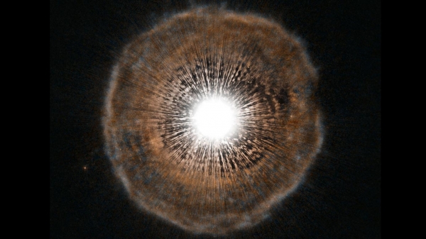 적색 거성 Camelopardalis가 헬륨 섬광으로 발전하는 모습. credit : Image courtesy of ESA/NASA