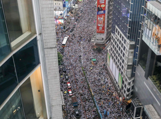 홍콩에서 2019년 6월 9일 정부의 ‘범죄인 인도 법안’ 반대 시위가 열렸다. 거리를 가득 메운 시위대의 모습. (사진=연합뉴스)<br>