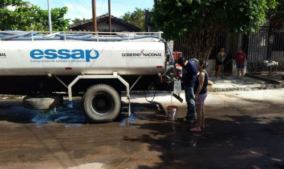 파라과이 수자원공사로부터 제공되는 물을 수령해가는 아순시온 시민들. (사진=ESSAP)