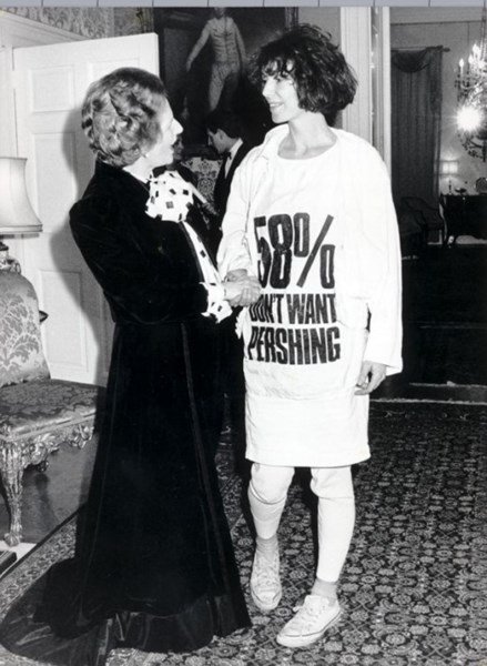 영국 패션디자이너 캐서린 햄넷이 1985년 마가렛 대처 총리가 초대한 파티에 “퍼싱 미사일 배치에 반대한다”는 슬로건이 적힌 티셔츠를 입고 나왔다. (사진=소셜미디어)