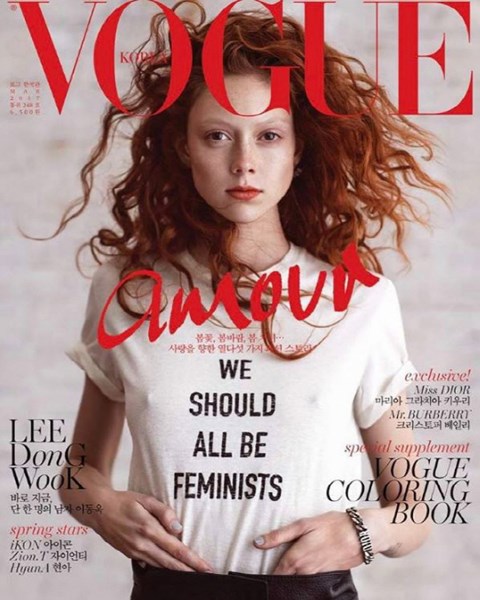 2017년 보그 한국판 표지. 크리스찬 디오르가 출시한 ‘우리 모두 페미니스트가 되어야 한다’는 슬로건 셔츠. (사진=보그)
