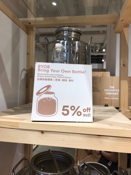 'BYOB(Bring Your Own Bottle)' 캠페인을 운영하는 홍콩 상점(사진=코트라 홍콩무역관)