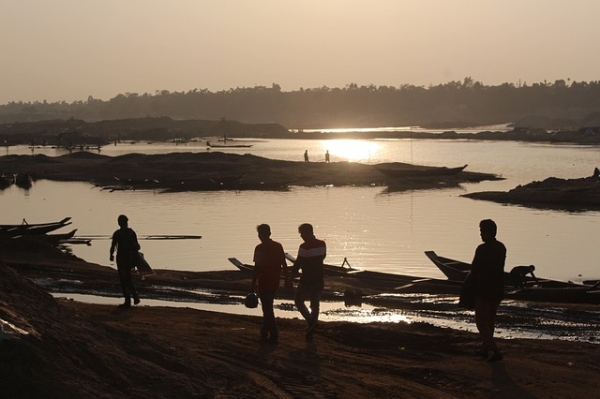 방글라데시 강변의 주민들 (사진=pixabay)