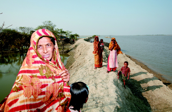 사이클론이 불어닥친 후 방글라데시 삿키라 주 파타칼리 마을의 제방 위에 선 주민들 (사진=한겨레신문)