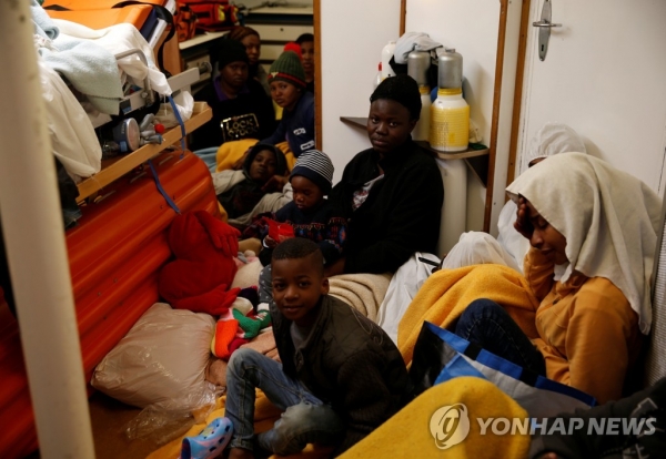 독일 난민단체가 운영하는 구조선에 탑승한 난민들 (사진=연합뉴스)