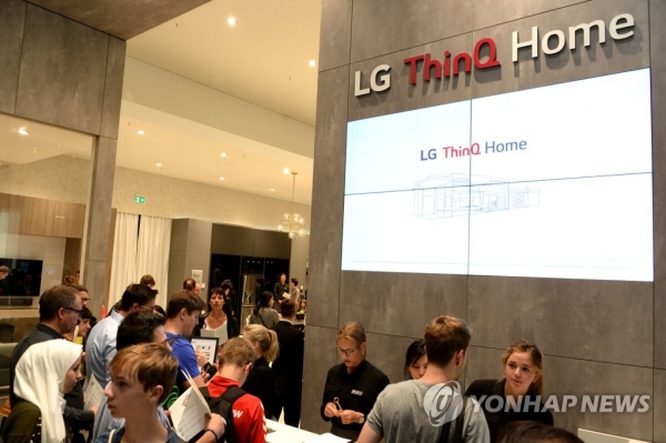 독일 베를린에서 열린 IFA 2019 전시회에서 인공지능 가전으로 이뤄진 주거공간 'LG 씽큐 홈'을 살펴보는 관람객들 (사진=연합뉴스)
