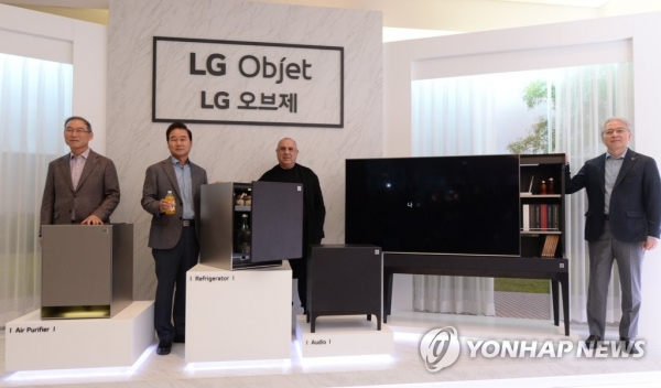 송대현 LG전자 H&A 사업본부장 사장(왼쪽)이 서울 강남구에서 열린 LG전자 오브제 론칭 행사에서 냉장고와 공기청정기, TV, 오디오 4종의 신제품을 선보이는 모습