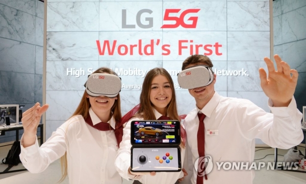 LG전자가 스페인 바르셀로나에서 열리는 세계 최대 모바일전시회 MWC 2019에서 마련한 체험공간에서 관람객들이 LG V50 ThinQ 으로 관람객들이 5G 서비스를 체험하는 모습 (사진=연합뉴스)