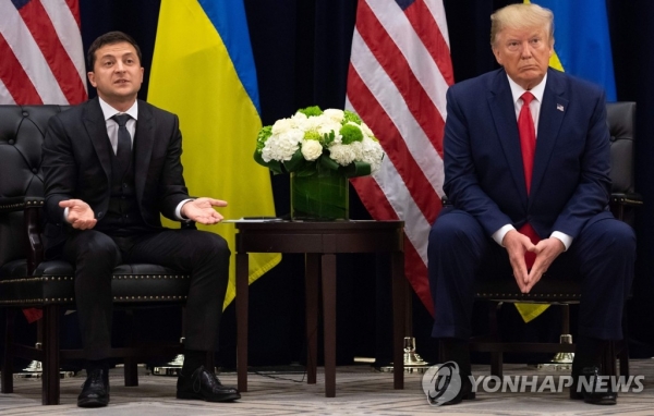 25일(현지시간), 유엔총회에 참석 중인 젤렌스키 우크라이나 대통령이 트럼프 미국 대통령(오른쪽)을 만나고 있는 모습