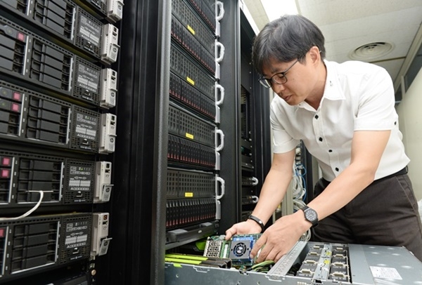 한국전자통신연구원 관계자가 서버에 메모리박스를 장착하는 모습. (사진=ETRI)