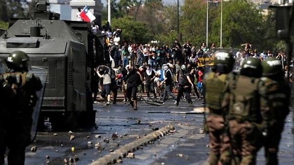충돌 중인 칠레 시위대와 특수부대(사진=BBC)